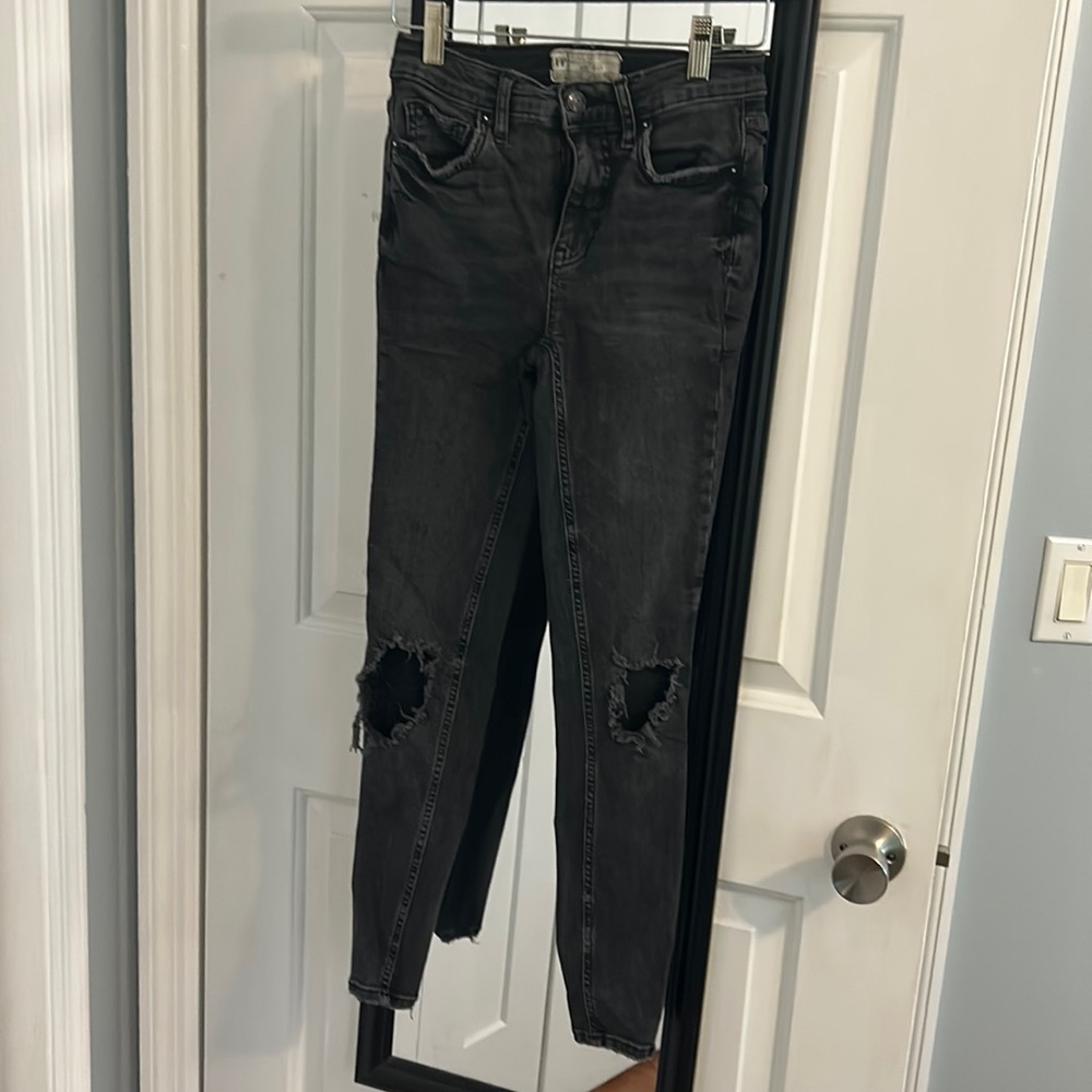 Free People black skinny jeans with distressed knees . Size 25